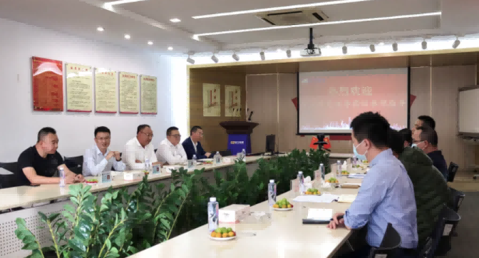 东莞市工信局与镇经发局领导莅临918搏天堂参观指导